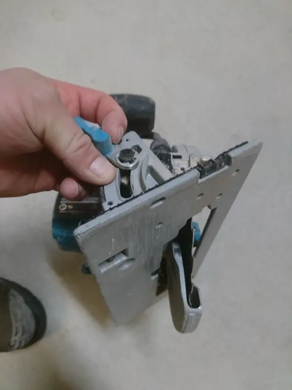 Circular saw setting angle