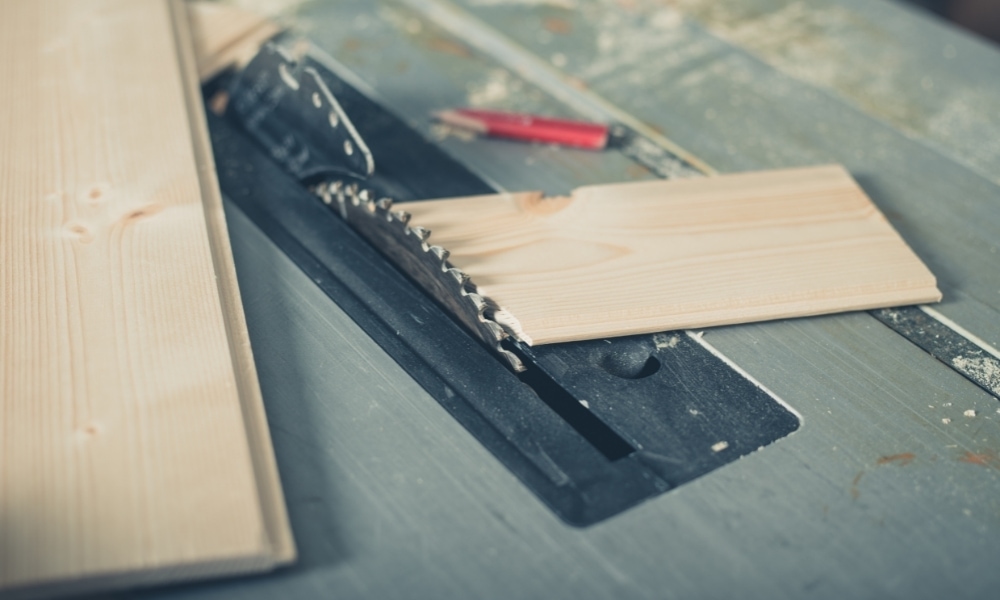 How to use a table saw for maximum cutting capability