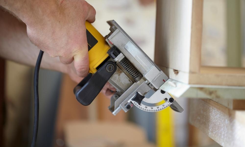 Butt corner jointing of wood with a biscuit joiner