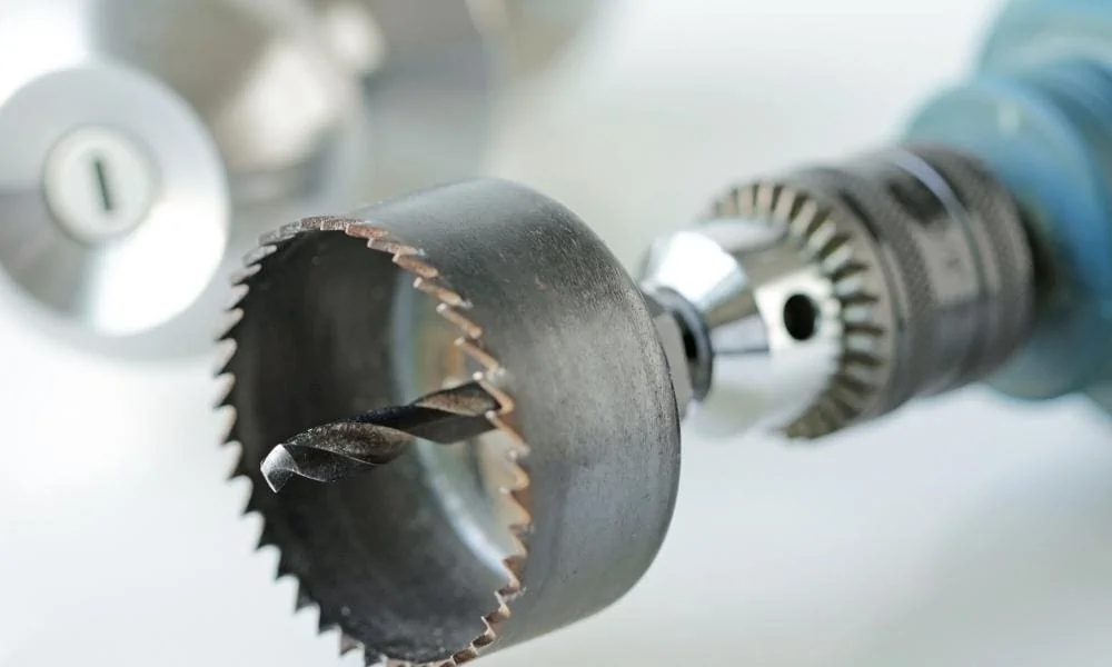 Close up of a hole saw already attached to the chuck