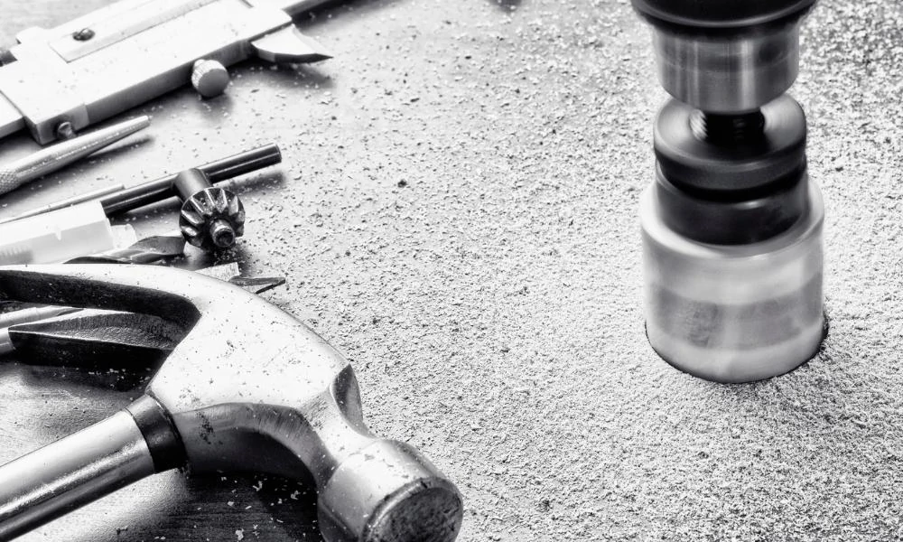 How to attach a hole saw to a drill?