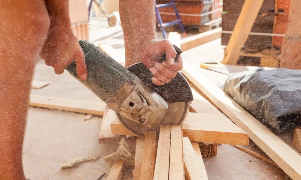 Cutting wood with a wood-cutting angle grinder disc