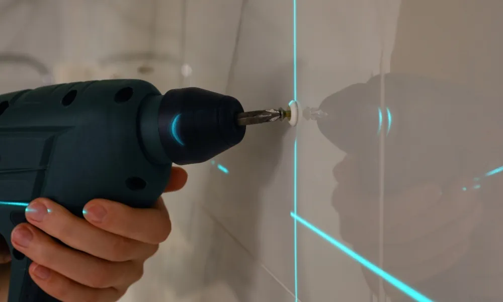 Drilling screw into the hole