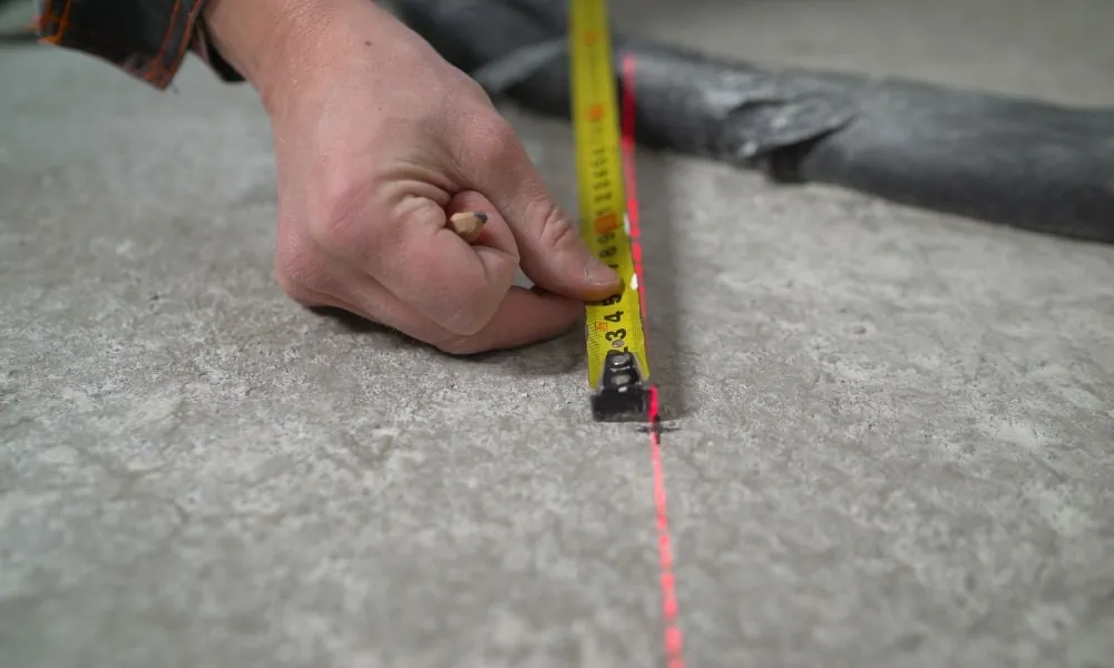 Laying floor tiles with a laser level