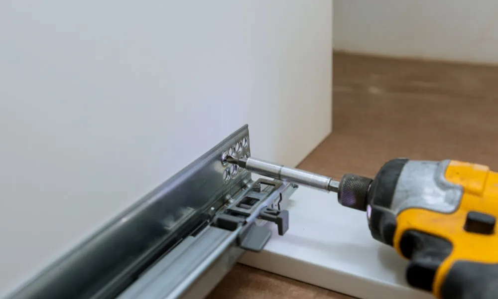 Assembly of hinge drawers of a kitchen cabinet