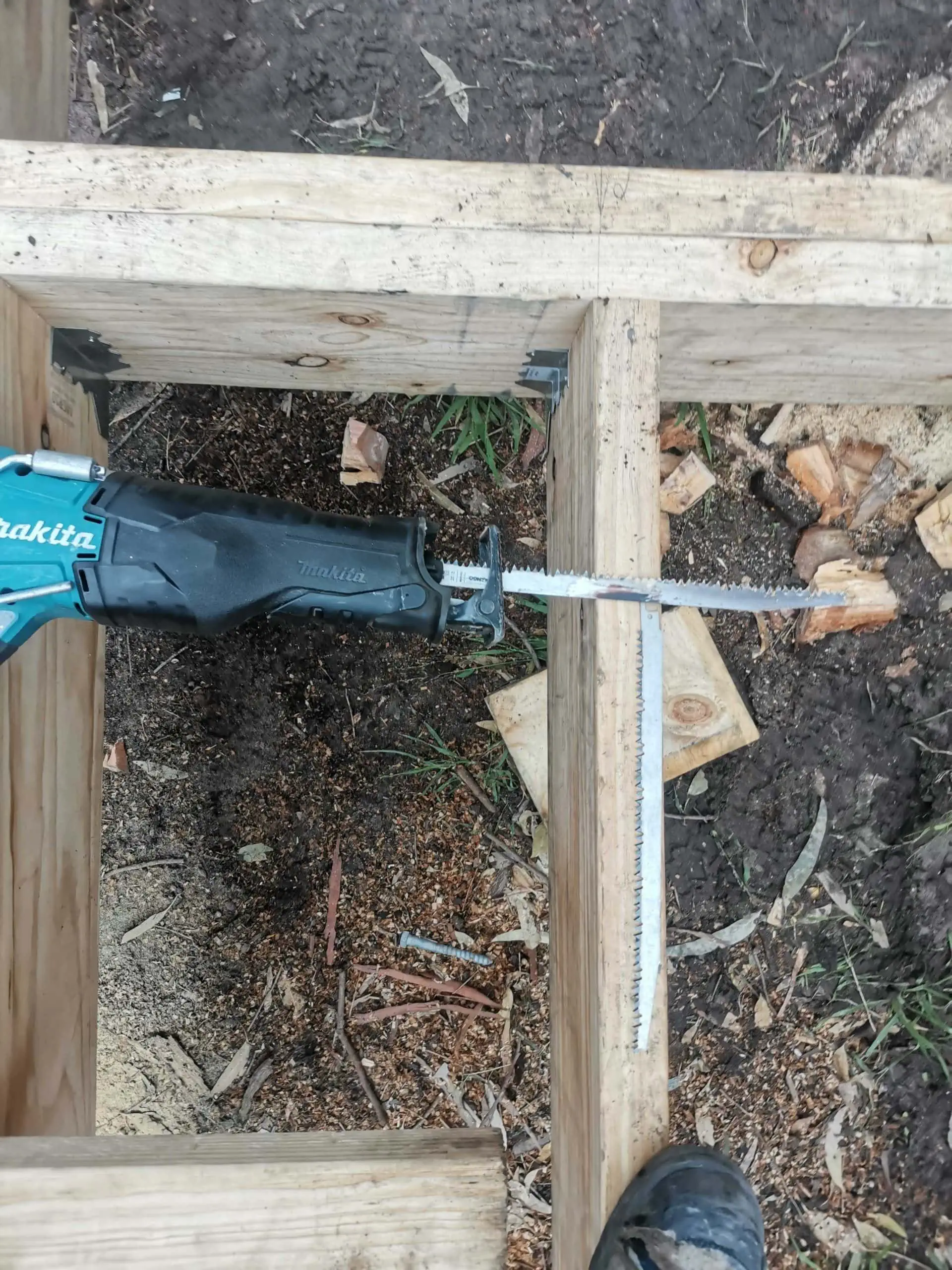 Reciprocating saw blade for replacing